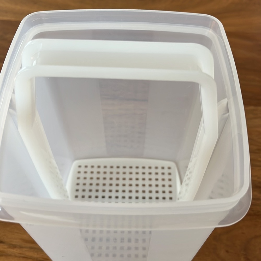 Tupperware White Storage Container with Light Blue Lid- Pickle Dipper - Picture 2 of 4